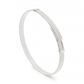 Masai Armreif aus Weißgold mit Diamantpavé in schmaler Version